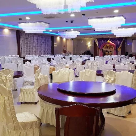 Imponente salón para quinceañeras en Barcelona, con una decoración sofisticada, candelabros brillantes y un ambiente mágico ideal para una fiesta de 15 inolvidable.